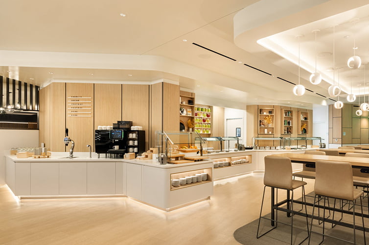 Master Oak in Lufthansa lounge Newark Airport